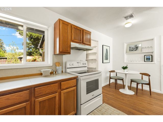 12747 Ne HOLLADAY St, Portland, OR 97230