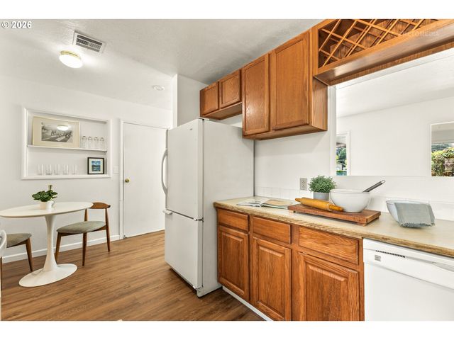12747 Ne HOLLADAY St, Portland, OR 97230