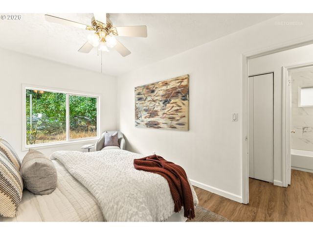 12747 Ne HOLLADAY St, Portland, OR 97230