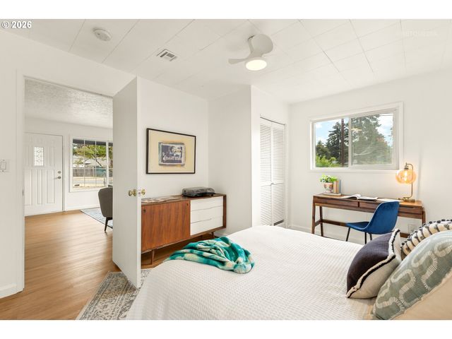 12747 Ne HOLLADAY St, Portland, OR 97230