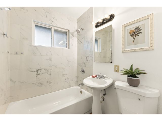 12747 Ne HOLLADAY St, Portland, OR 97230