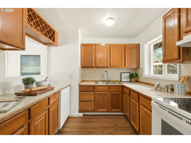 12747 Ne HOLLADAY St, Portland, OR 97230