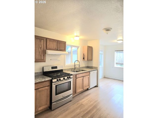 1330 N KILPATRICK St, Portland, OR 97217