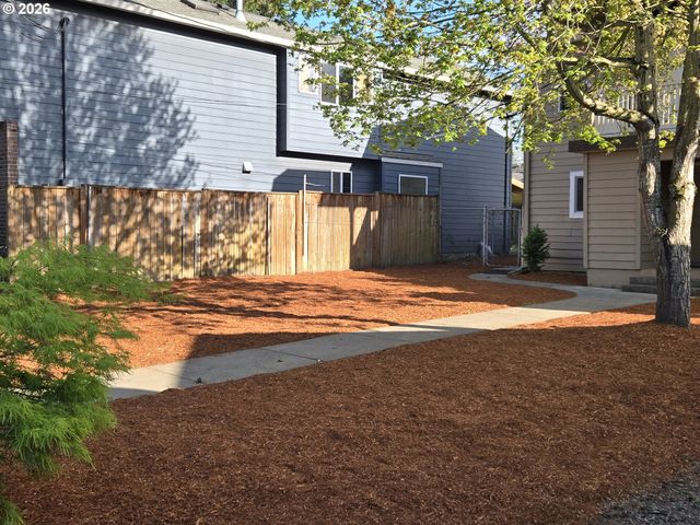 1330 N KILPATRICK St, Portland, OR 97217