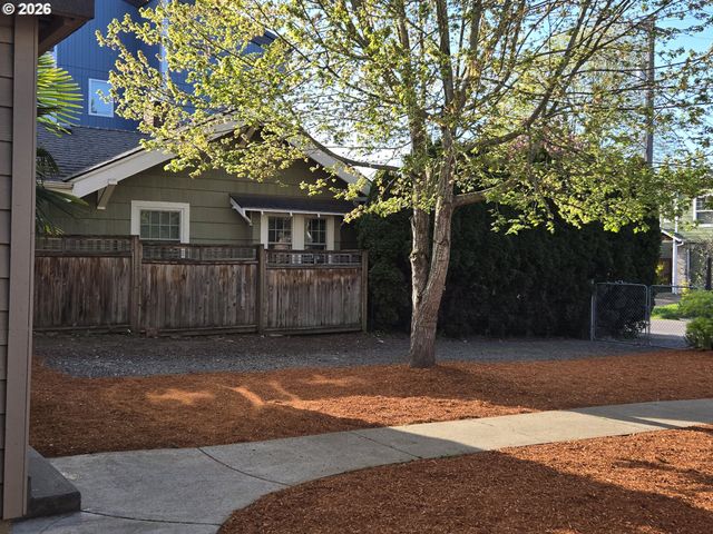 1330 N KILPATRICK St, Portland, OR 97217