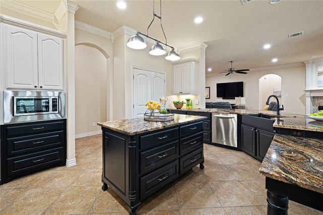 828 Sabine Trail, Mansfield, TX 76063