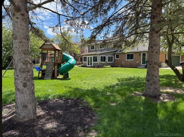 2495 Chalet Drive, Rochester Hills, MI 48309