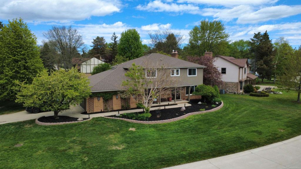 2495 Chalet Drive, Rochester Hills, MI 48309