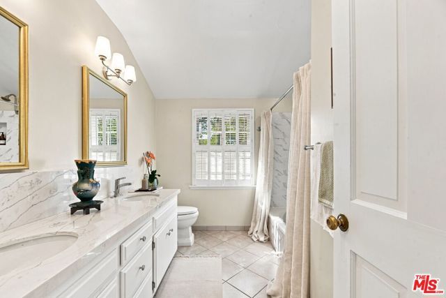 11363 Gladwin Street, Los Angeles, CA 90049