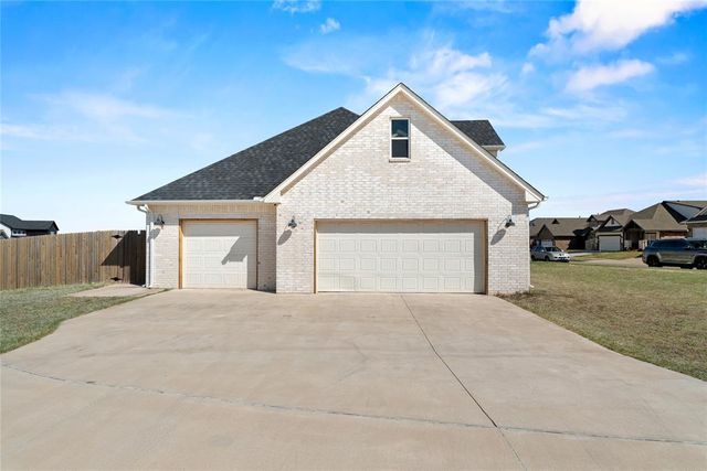 9909 Glover River Drive, Yukon, OK 73099