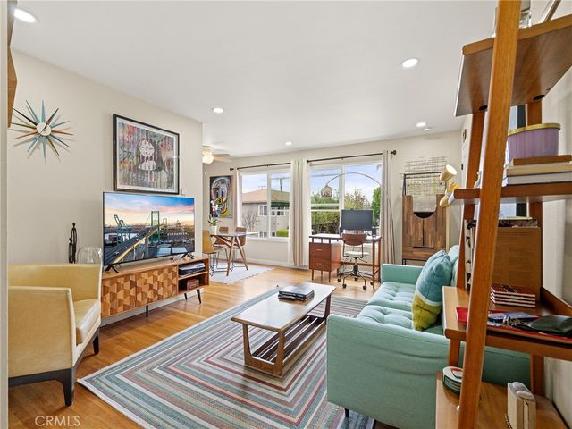 3042 E 3rd Street 2, Long Beach, CA 90814