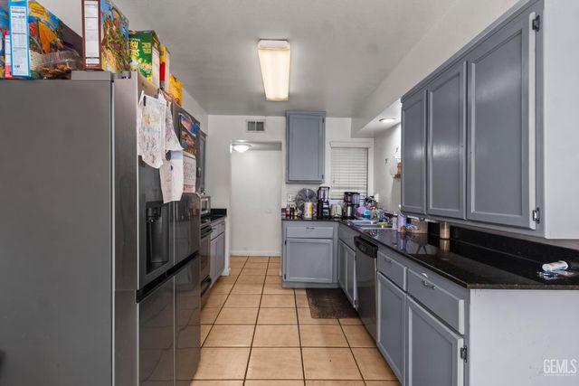6904 Cedarcrest Avenue, Bakersfield, CA 93308