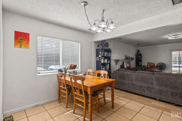 6904 Cedarcrest Avenue, Bakersfield, CA 93308