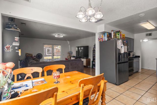6904 Cedarcrest Avenue, Bakersfield, CA 93308