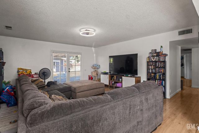 6904 Cedarcrest Avenue, Bakersfield, CA 93308