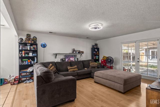 6904 Cedarcrest Avenue, Bakersfield, CA 93308