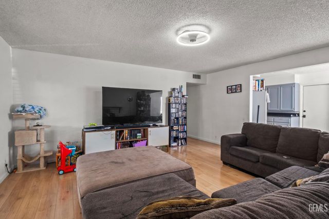 6904 Cedarcrest Avenue, Bakersfield, CA 93308