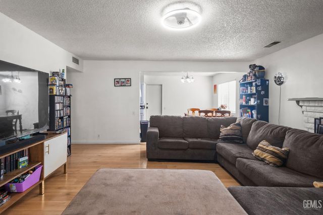 6904 Cedarcrest Avenue, Bakersfield, CA 93308