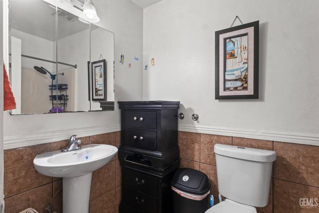 6904 Cedarcrest Avenue, Bakersfield, CA 93308
