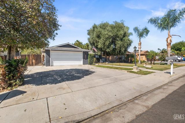 6904 Cedarcrest Avenue, Bakersfield, CA 93308