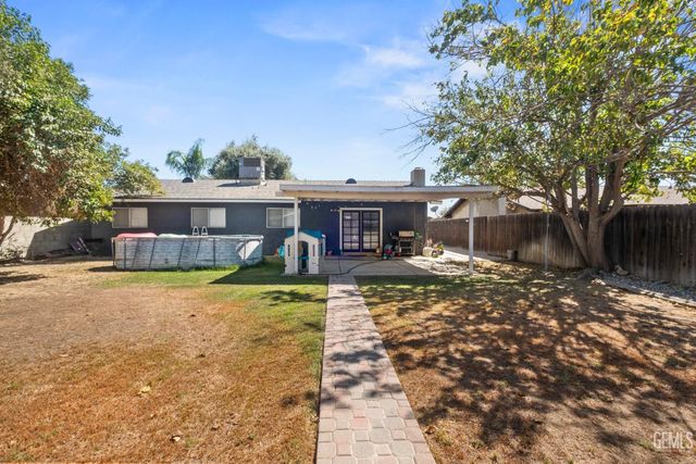 6904 Cedarcrest Avenue, Bakersfield, CA 93308