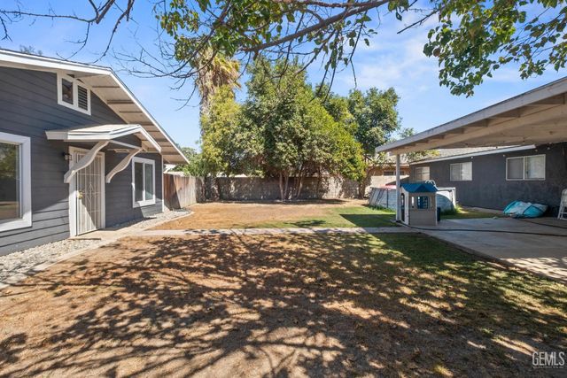 6904 Cedarcrest Avenue, Bakersfield, CA 93308