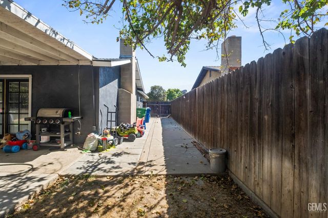 6904 Cedarcrest Avenue, Bakersfield, CA 93308