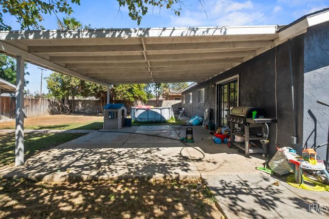 6904 Cedarcrest Avenue, Bakersfield, CA 93308