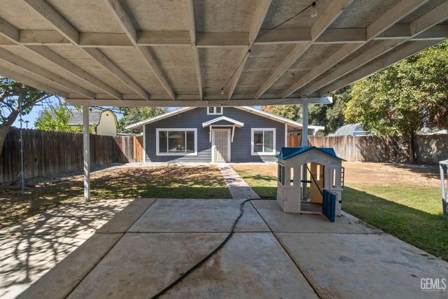6904 Cedarcrest Avenue, Bakersfield, CA 93308