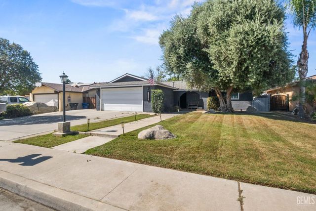 6904 Cedarcrest Avenue, Bakersfield, CA 93308