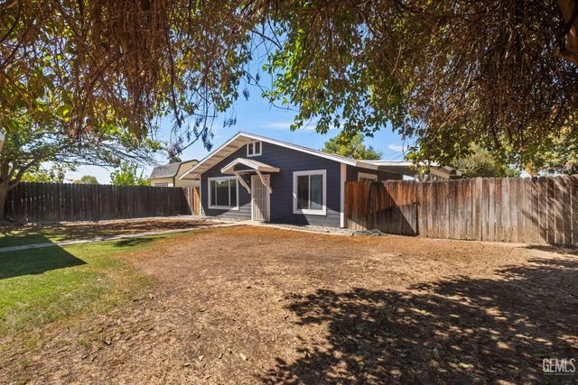 6904 Cedarcrest Avenue, Bakersfield, CA 93308