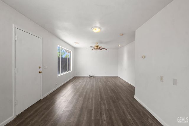 6904 Cedarcrest Avenue, Bakersfield, CA 93308
