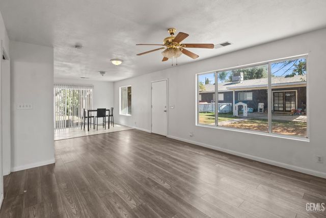 6904 Cedarcrest Avenue, Bakersfield, CA 93308