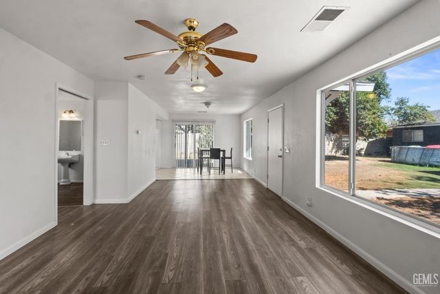 6904 Cedarcrest Avenue, Bakersfield, CA 93308