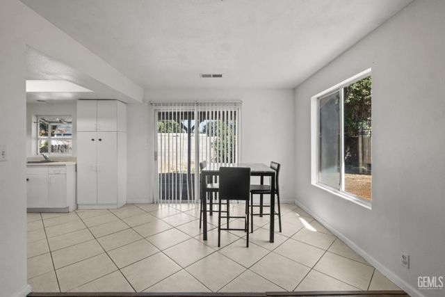 6904 Cedarcrest Avenue, Bakersfield, CA 93308