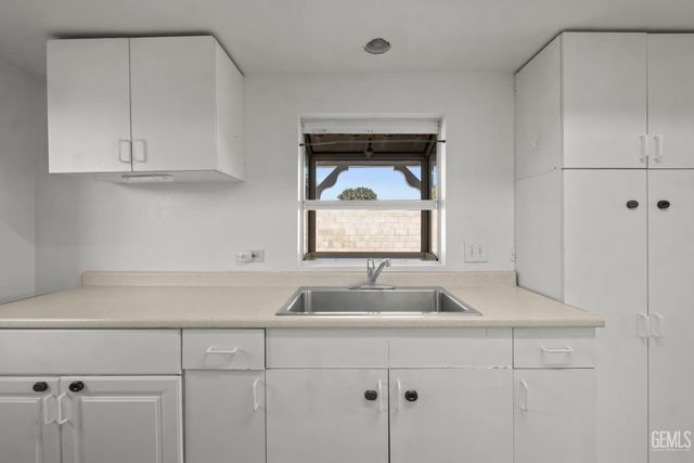 6904 Cedarcrest Avenue, Bakersfield, CA 93308