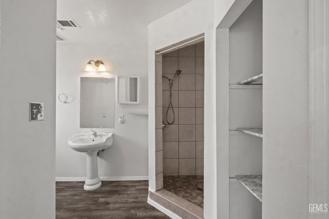 6904 Cedarcrest Avenue, Bakersfield, CA 93308