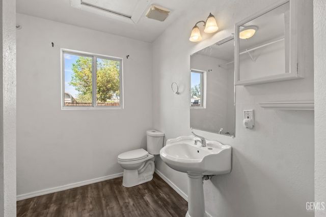 6904 Cedarcrest Avenue, Bakersfield, CA 93308
