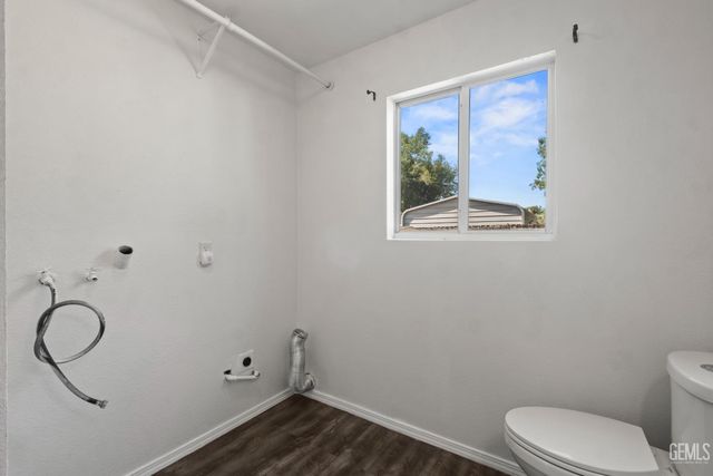 6904 Cedarcrest Avenue, Bakersfield, CA 93308