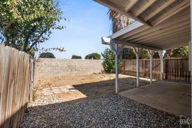 6904 Cedarcrest Avenue, Bakersfield, CA 93308