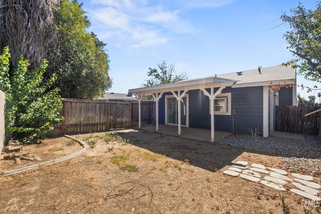 6904 Cedarcrest Avenue, Bakersfield, CA 93308