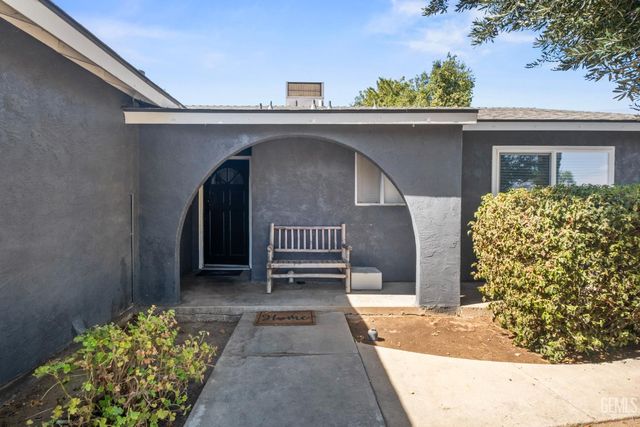 6904 Cedarcrest Avenue, Bakersfield, CA 93308