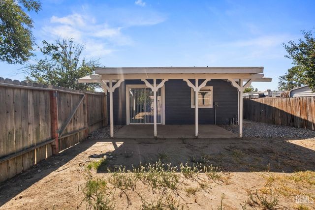 6904 Cedarcrest Avenue, Bakersfield, CA 93308