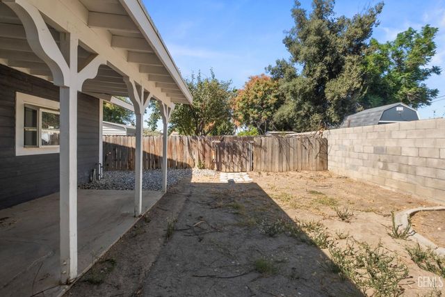 6904 Cedarcrest Avenue, Bakersfield, CA 93308