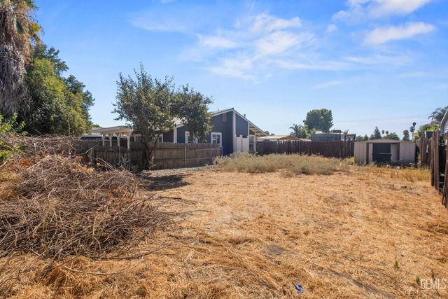 6904 Cedarcrest Avenue, Bakersfield, CA 93308