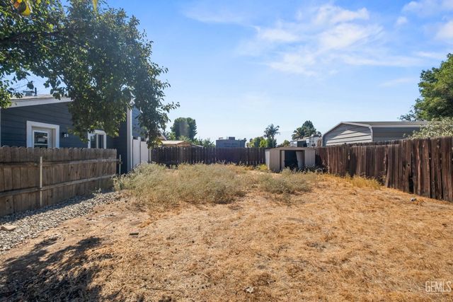 6904 Cedarcrest Avenue, Bakersfield, CA 93308