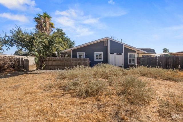 6904 Cedarcrest Avenue, Bakersfield, CA 93308