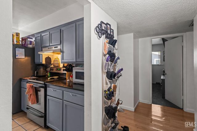 6904 Cedarcrest Avenue, Bakersfield, CA 93308