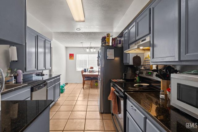 6904 Cedarcrest Avenue, Bakersfield, CA 93308