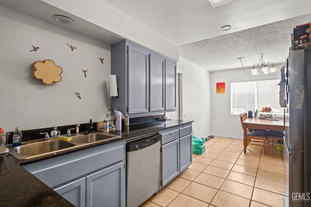 6904 Cedarcrest Avenue, Bakersfield, CA 93308
